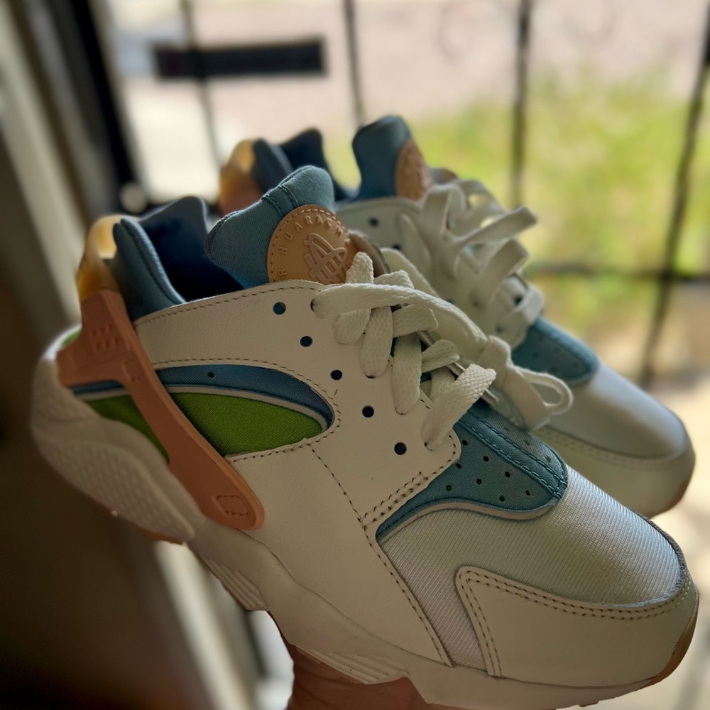 Brand New Nike Huarache Women’s Girls Size 6.5